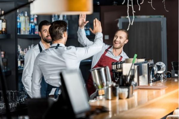 Clients et patrons de restaurant