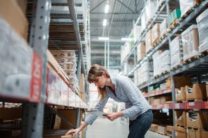 Découvrez les avantages de gérer votre stock dans une quincaillerie.